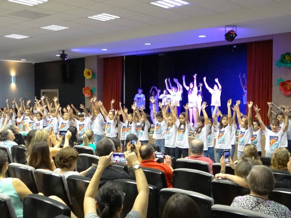 Circuito Literário: Quartos e Quintos Anos cantam e dançam pela valorização das diferenças
