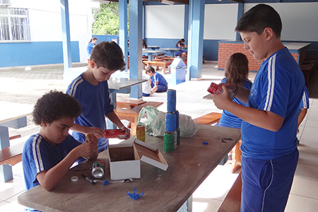ENSINO FUNDAMENTAL:  Estudantes criam jogos com material reciclável