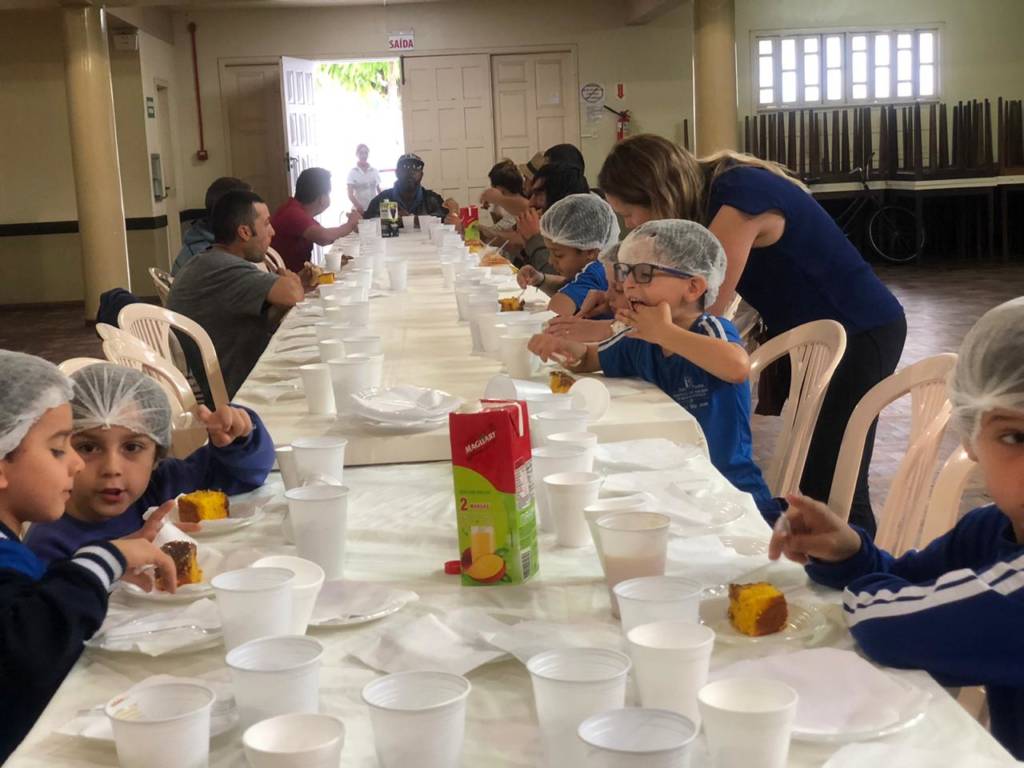 Crianças partilham alimentos com necessitados na Igreja Matriz